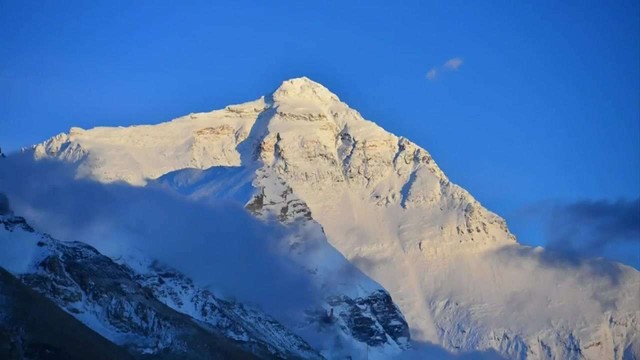 Đỉnh Everest mở cửa trở lại đón đoàn người leo núi đầu tiên sau đại dịch Covid-19 - Ảnh 1.