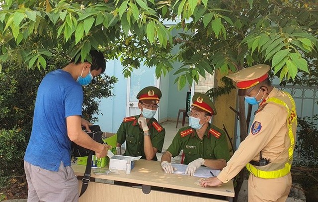 Cảnh sát tăng cường xử lý tài xế vi phạm nồng độ cồn và ma túy trên tuyến cao tốc Đà Nẵng – Quãng Ngãi - Ảnh 2.