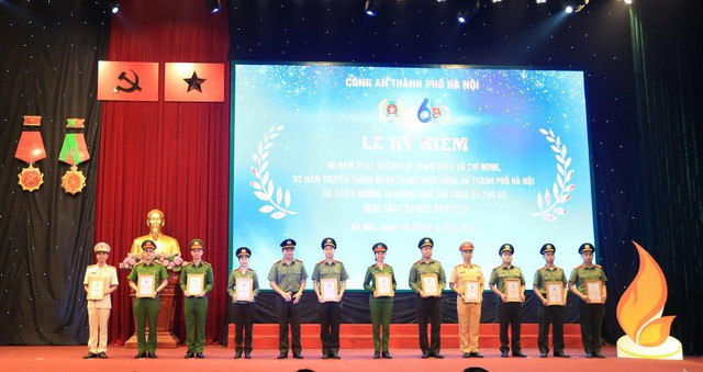 Công an thành phố Hà Nội biểu dương các gương mặt trẻ tiêu biểu năm 2020 - Ảnh 2.