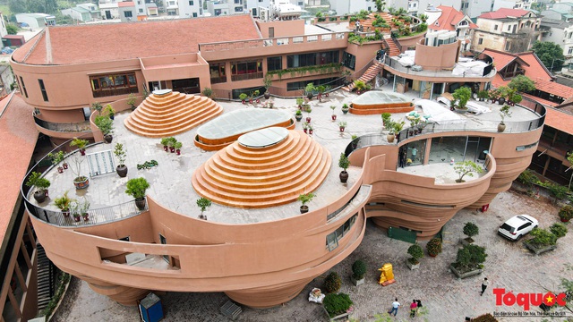 Cận cảnh tòa nhà 150 tỷ đồng có thiết kế độc đáo chưa từng có ở thủ phủ gốm Bát Tràng  - Ảnh 2.