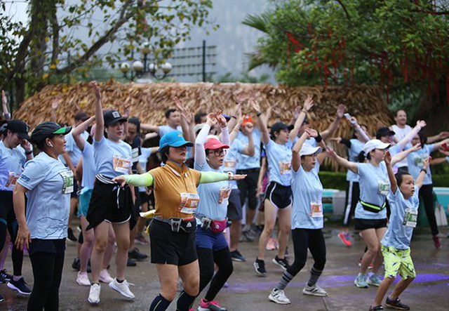 Gần 1.600 người tham gia “Quảng Bình Discovery Marathon” hào hứng với đường chạy giữa lòng di sản - Ảnh 2.