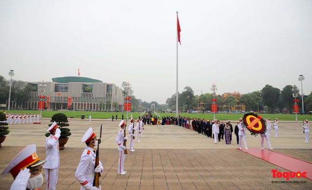 Lãnh đạo Đảng, Nhà nước và Đại biểu Quốc hội viếng Chủ tịch Hồ Chí Minh trước khai mạc Kỳ họp thứ 11, Quốc hội khóa XIV - Ảnh 1.