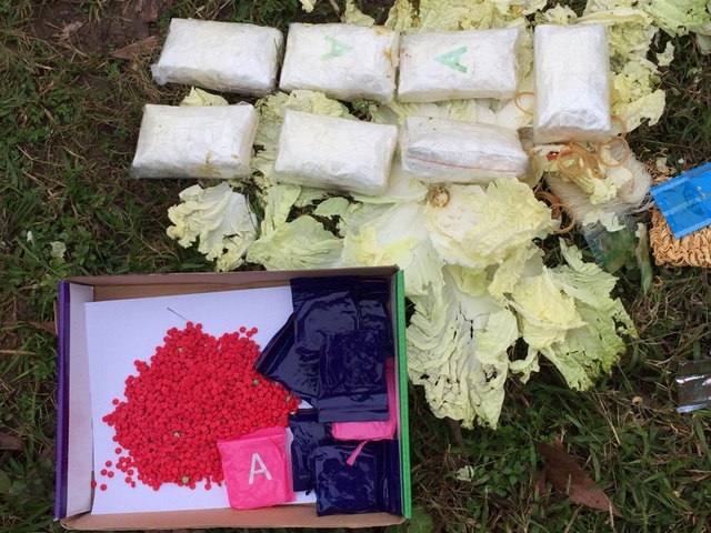 Kiểm tra bao tải bên đường, phát hiện 16.000 viên ma túy  giấu trong rau cải thảo - Ảnh 1.
