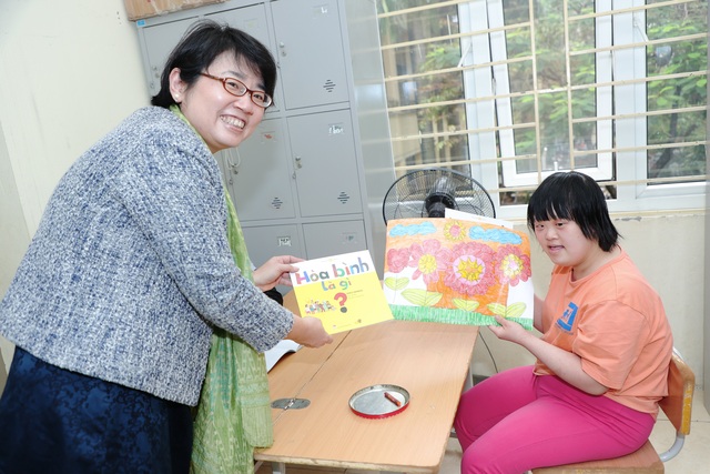 Khích lệ các em nhỏ niềm đam mê đọc sách ở Làng Hòa Bình, Làng SOS - Ảnh 2.