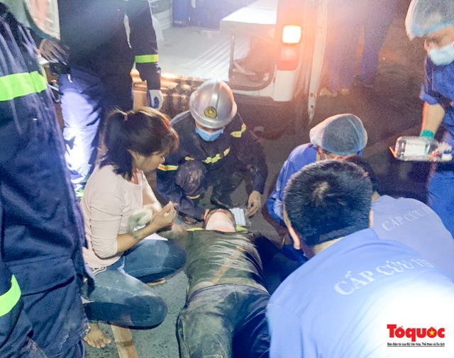 Hà Nội: Sập giàn giáo trong đêm, lực lượng PCCC và CNCH cứu người trong đống đổ nát - Ảnh 5.