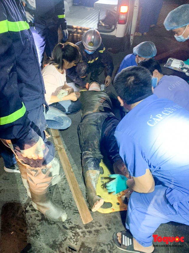 Hà Nội: Sập giàn giáo trong đêm, lực lượng PCCC và CNCH cứu người trong đống đổ nát - Ảnh 6.