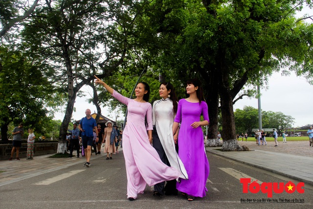 Vận động người dân mặc áo dài trong tuần lễ diễn ra Liên hoan phim Việt Nam - Ảnh 1.
