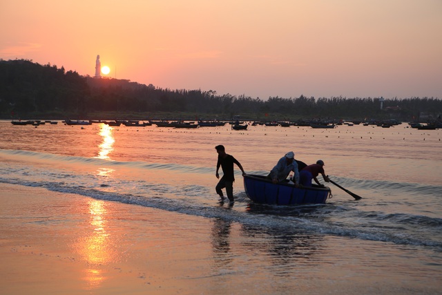 Ruốc biển tươi rói bên bờ biển Đà Nẵng - Ảnh 12.