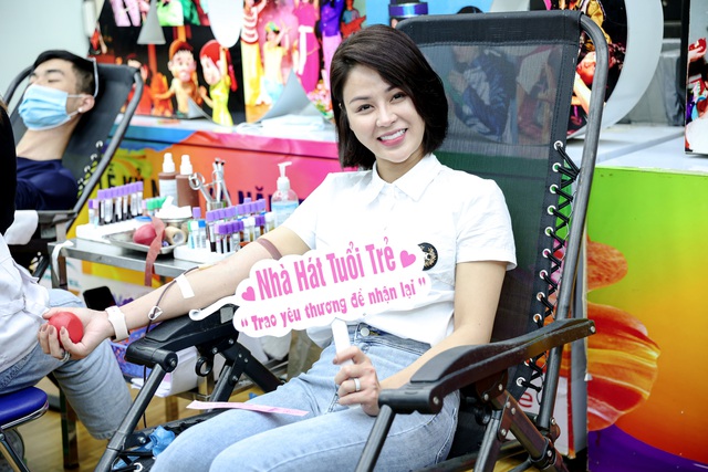 Đông đảo các nghệ sĩ Việt tham gia hiến máu với thông điệp ý nghĩa &quot;Trao yêu thương để nhận lại&quot;. - Ảnh 6.