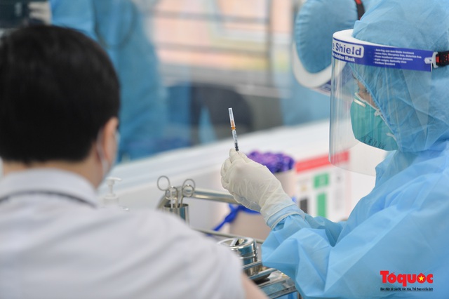 Chính thức tiêm những mũi vắc xin COVID-19 của AstraZeneca tại Việt Nam - Ảnh 13.