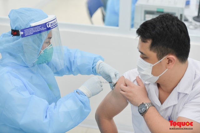 Chính thức tiêm những mũi vắc xin COVID-19 của AstraZeneca tại Việt Nam - Ảnh 1.