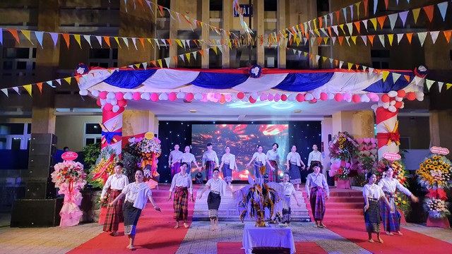 Hơn 500 lưu học sinh Lào vui đón Tết Bunpimay trên đất Cố đô Huế - Ảnh 1.