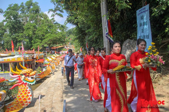 Lễ hội điện Huệ Nam đông khách trở lại sau một năm tạm dừng vì Covid-19 - Ảnh 5.