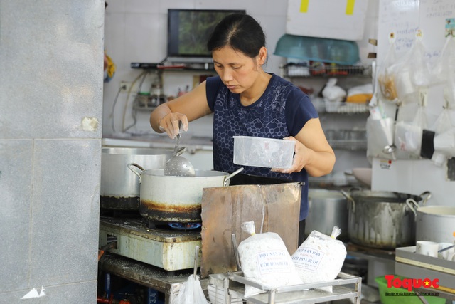 Tết Hàn thực: Người dân thủ đô dạy sớm xếp hàng dài mua bánh trôi, bánh chay - Ảnh 11.
