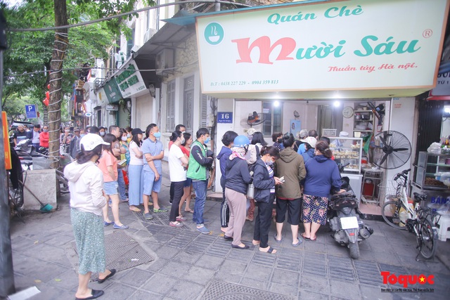 Tết Hàn thực: Người dân thủ đô dạy sớm xếp hàng dài mua bánh trôi, bánh chay - Ảnh 2.