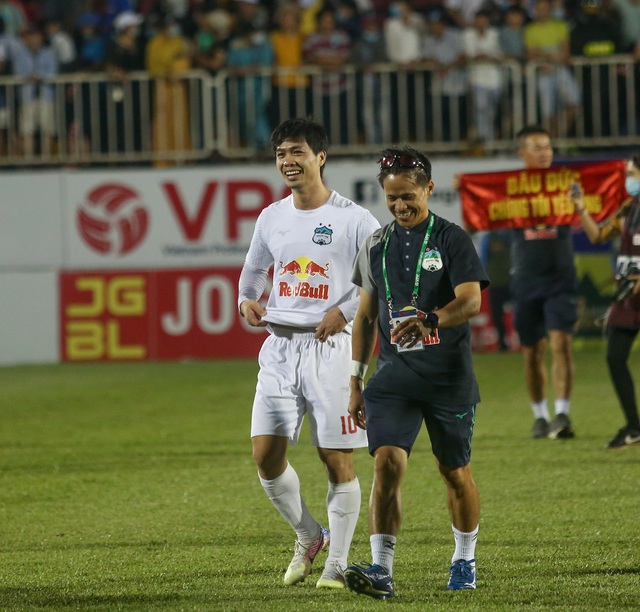 Sau trận &quot;siêu kinh điển&quot;, HAGL tươi cười thỏa mãn, Hà Nội FC nhìn về nơi xa xăm - Ảnh 12.