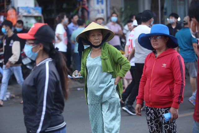 Bất chấp giá vé tăng cao, người hâm mộ vẫn phủ kín sân Pleiku - Ảnh 5.