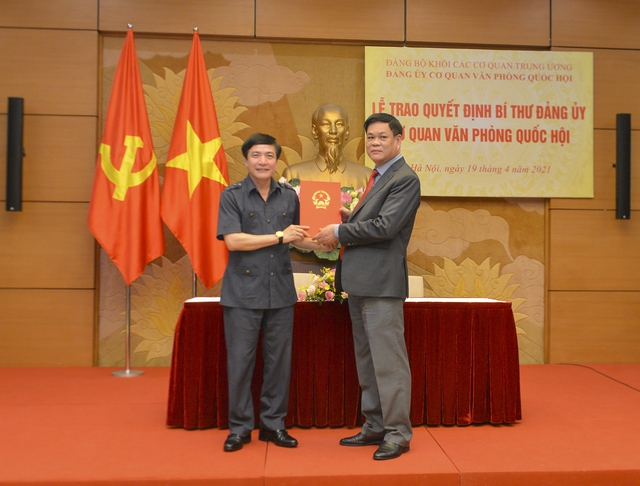 Trao Quyết định chỉ định Bí thư Đảng ủy cơ quan Văn phòng Quốc hội - Ảnh 1. Trao Quyết định chỉ định Bí thư Đảng ủy cơ quan Văn phòng Quốc hội - Ảnh 1.