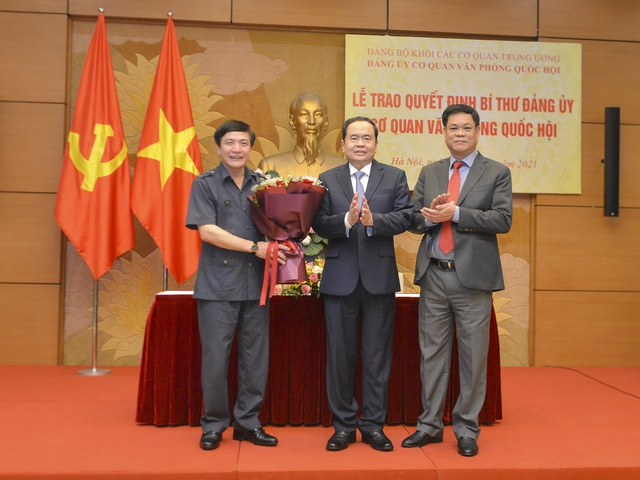 Trao Quyết định chỉ định Bí thư Đảng ủy cơ quan Văn phòng Quốc hội - Ảnh 2. Trao Quyết định chỉ định Bí thư Đảng ủy cơ quan Văn phòng Quốc hội - Ảnh 2.