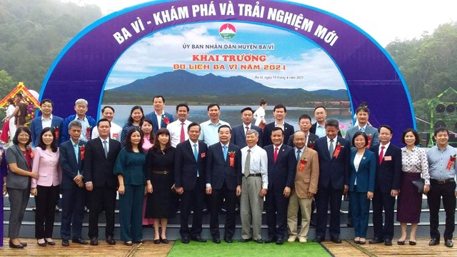 Chủ tịch Hà Nội: Huyện Ba Vì đã mạnh dạn khai thác tiềm năng về bản sắc văn hóa để tạo ra các sản phẩm đặc trưng - Ảnh 1.