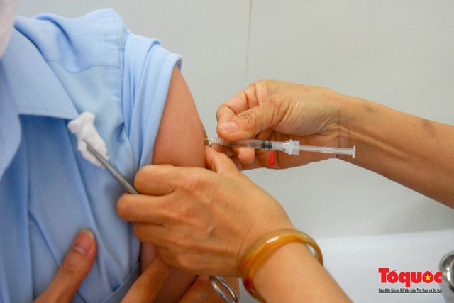 Thừa Thiên Huế bắt đầu tiêm chủng vaccine phòng Covid-19 - Ảnh 10.