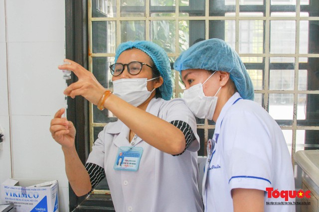 Thừa Thiên Huế bắt đầu tiêm chủng vaccine phòng Covid-19 - Ảnh 8.