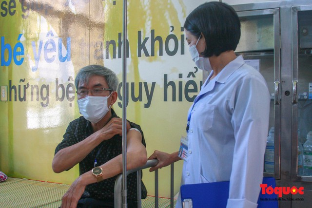 Thừa Thiên Huế bắt đầu tiêm chủng vaccine phòng Covid-19 - Ảnh 13.
