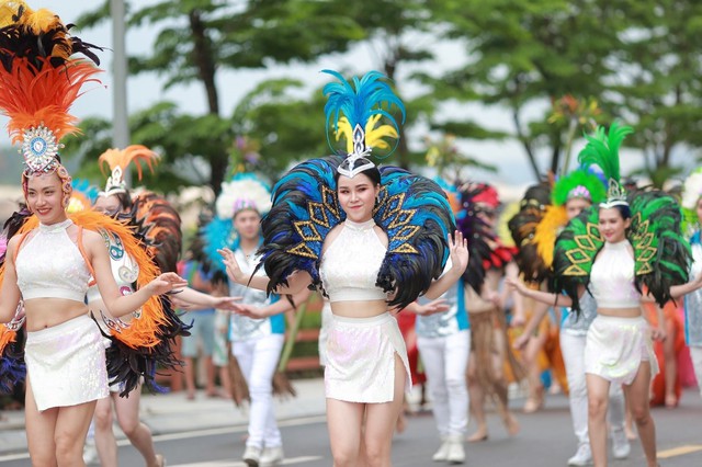 Hạ Long: Rộn rã mùa lễ hội giữa lòng kỳ quan - Ảnh 1. Hạ Long: Rộn rã mùa lễ hội giữa lòng kỳ quan - Ảnh 1.