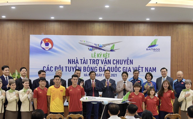 Bamboo Airways là Nhà tài trợ vận chuyển cho toàn bộ các Đội tuyển bóng đá Quốc gia Việt Nam trong 3 năm - Ảnh 1.