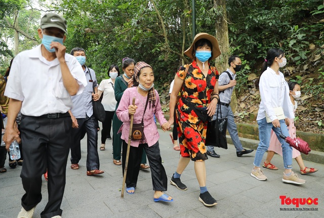 Hàng vạn du khách đổ về Đền Hùng ngày giỗ tổ mùng 10/3 - Ảnh 16.