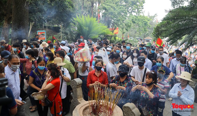 Hàng vạn du khách đổ về Đền Hùng ngày giỗ tổ mùng 10/3 - Ảnh 6.