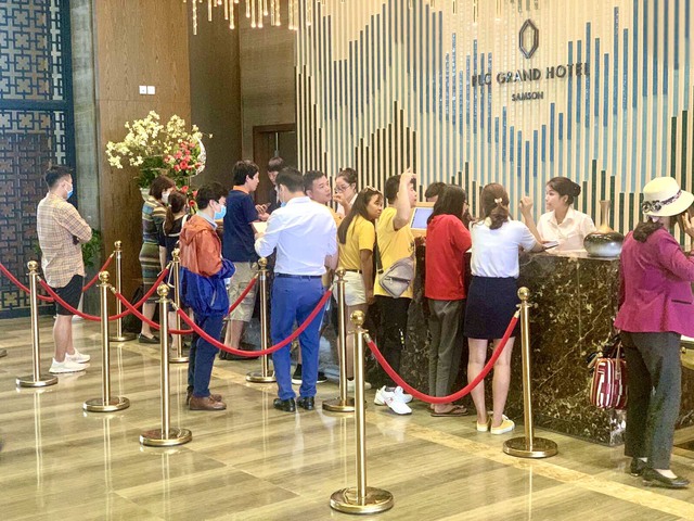 Sầm Sơn đón hàng vạn khách check-in tháng 4 trong không khí lễ hội “Vũ khúc Biển và Hoa” - Ảnh 1.