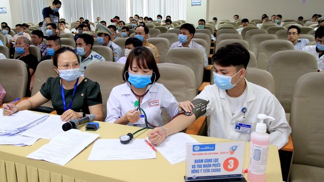 Bệnh viện Trung ương Huế triển khai tiêm chủng 3.000 liều vaccine phòng Covid-19 - Ảnh 2.