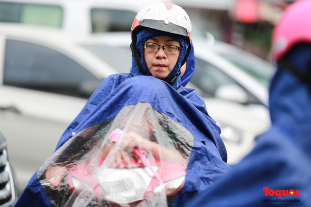 Hà Nội: Mưa giông sầm sập, người dân bất lực vì giao thông ùn tắc  - Ảnh 13.