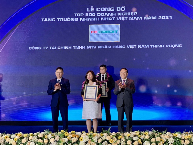 FE CREDIT được vinh danh Top 500 doanh nghiệp tăng trưởng nhanh nhất Việt Nam - Ảnh 1.