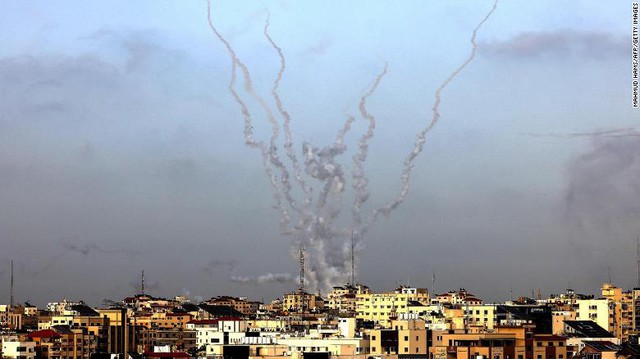 Israel &quot;đáp trả&quot; mạnh mẽ sau loạt pháo phản lực bắn từ Gaza - Ảnh 1.