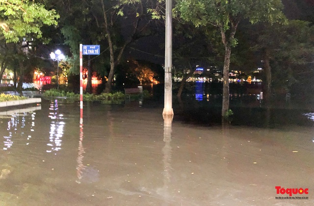Hà Nội mưa như trút nước, nhiều tuyến phố nội đô bị ngập sâu trong biển nước - Ảnh 10.