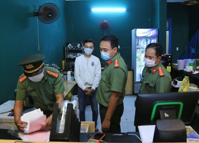 Bắt giám đốc công ty tổ chức đưa người nước ngoài nhập cảnh Việt Nam trái phép dưới hình thức “chuyên gia” - Ảnh 2.
