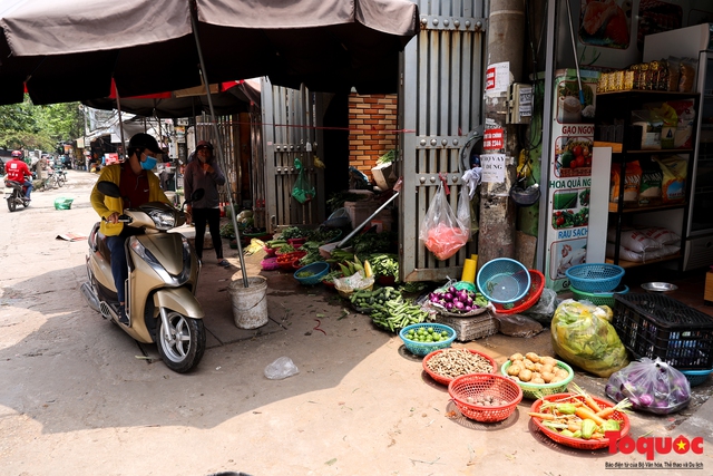 Bất chấp lệnh cấm, chợ cóc ở Hà Nội vẫn hoạt động rầm rộ  - Ảnh 2.