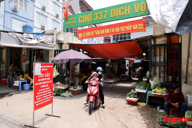 Bất chấp lệnh cấm, chợ cóc ở Hà Nội vẫn hoạt động rầm rộ  - Ảnh 1.