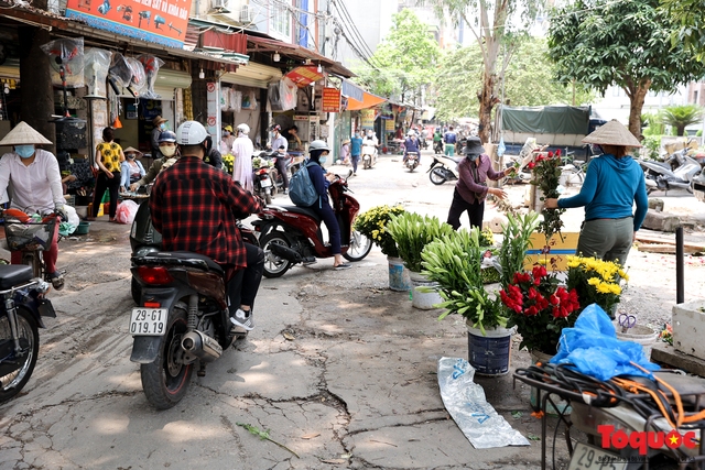 Bất chấp lệnh cấm, chợ cóc ở Hà Nội vẫn hoạt động rầm rộ  - Ảnh 4.