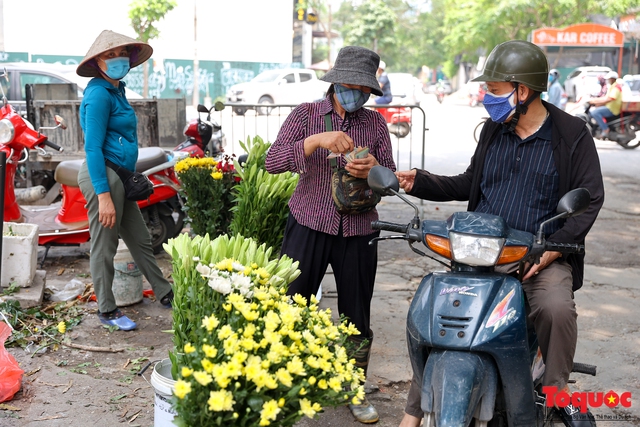 Bất chấp lệnh cấm, chợ cóc ở Hà Nội vẫn hoạt động rầm rộ  - Ảnh 5.