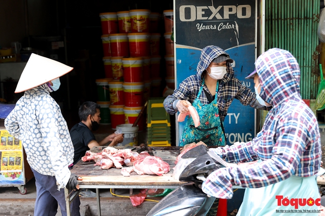 Bất chấp lệnh cấm, chợ cóc ở Hà Nội vẫn hoạt động rầm rộ  - Ảnh 6.