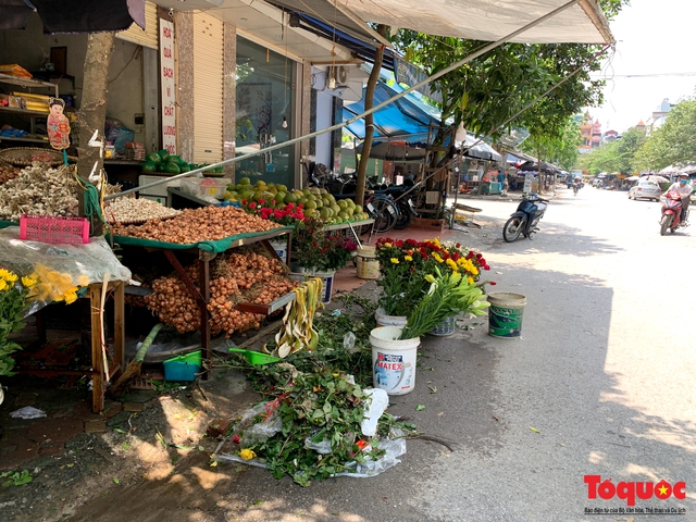 Bất chấp lệnh cấm, chợ cóc ở Hà Nội vẫn hoạt động rầm rộ  - Ảnh 9.