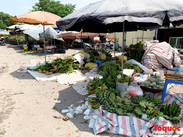 Bất chấp lệnh cấm, chợ cóc ở Hà Nội vẫn hoạt động rầm rộ  - Ảnh 10.