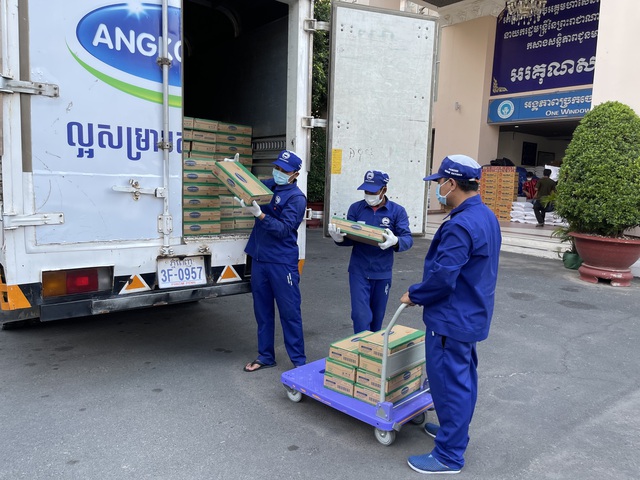 Angkormilk, Công ty con của Vinamilk tại Campuchia trao tặng 48.000 sản phẩm sữa hỗ trợ người dân và trẻ em &quot;vùng đỏ&quot; trong dịch Covid-19 - Ảnh 2.
