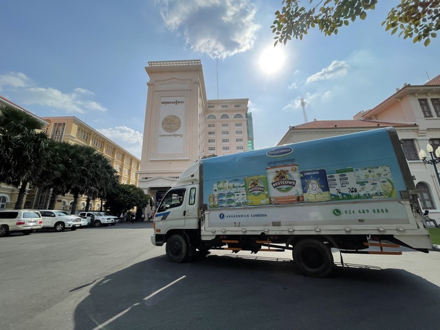 Angkormilk, Công ty con của Vinamilk tại Campuchia trao tặng 48.000 sản phẩm sữa hỗ trợ người dân và trẻ em &quot;vùng đỏ&quot; trong dịch Covid-19 - Ảnh 3.