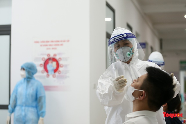 Hà Nội thần tốc lấy mẫu xét nghiệm cho những người trở về từ Đà Nẵng - Ảnh 6. Hà Nội thần tốc lấy mẫu xét nghiệm cho những người trở về từ Đà Nẵng - Ảnh 6.