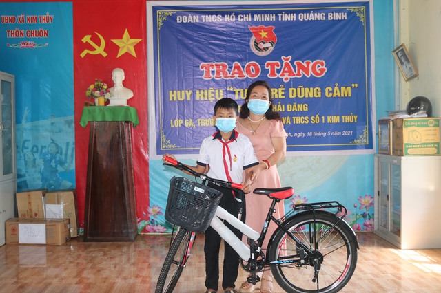 Trao tặng huy hiệu “Tuổi trẻ dũng cảm” cho học sinh cứu người gặp nạn - Ảnh 2.