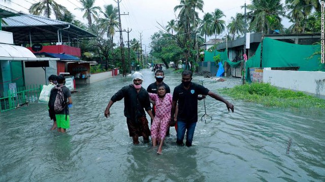 Hàng nghìn người dân Ấn Độ phải &quot;chạy trốn&quot; khỏi siêu bão Tauktae giữa đại dịch - Ảnh 1.
